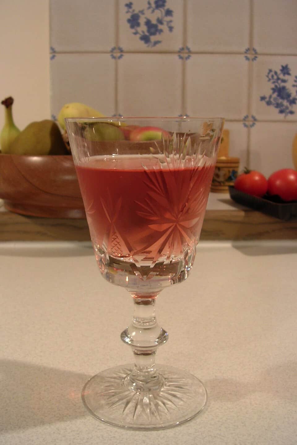 Copa de vino rosado mostrando su característico color rosa pálido
